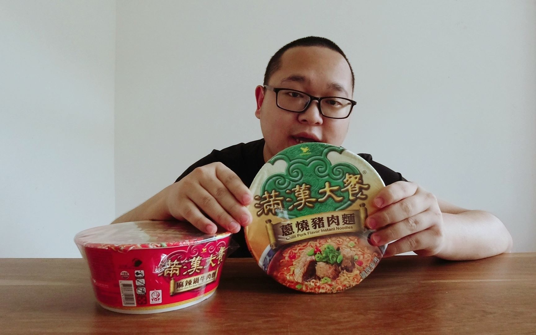 【统一泡面】台湾制造,满汉大餐,麻辣锅牛肉面vs葱烧猪肉面_哔哩哔哩