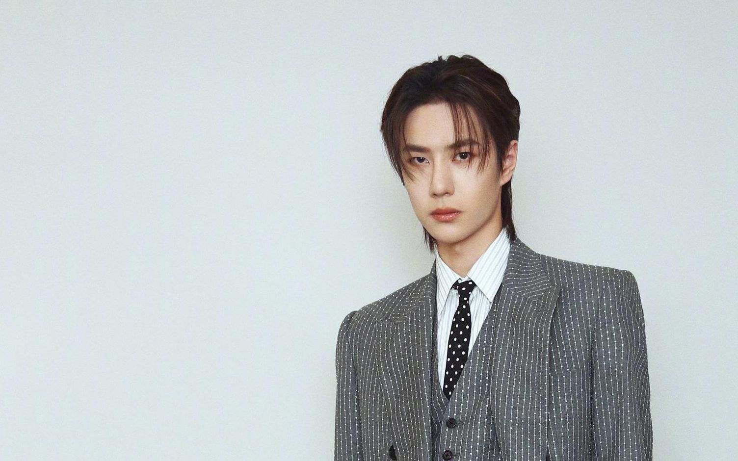 王一博白衣彩排舞台来啦,期待散落的华服!