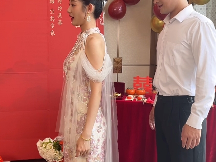 笑不活了!订婚现场惊现两个显眼包