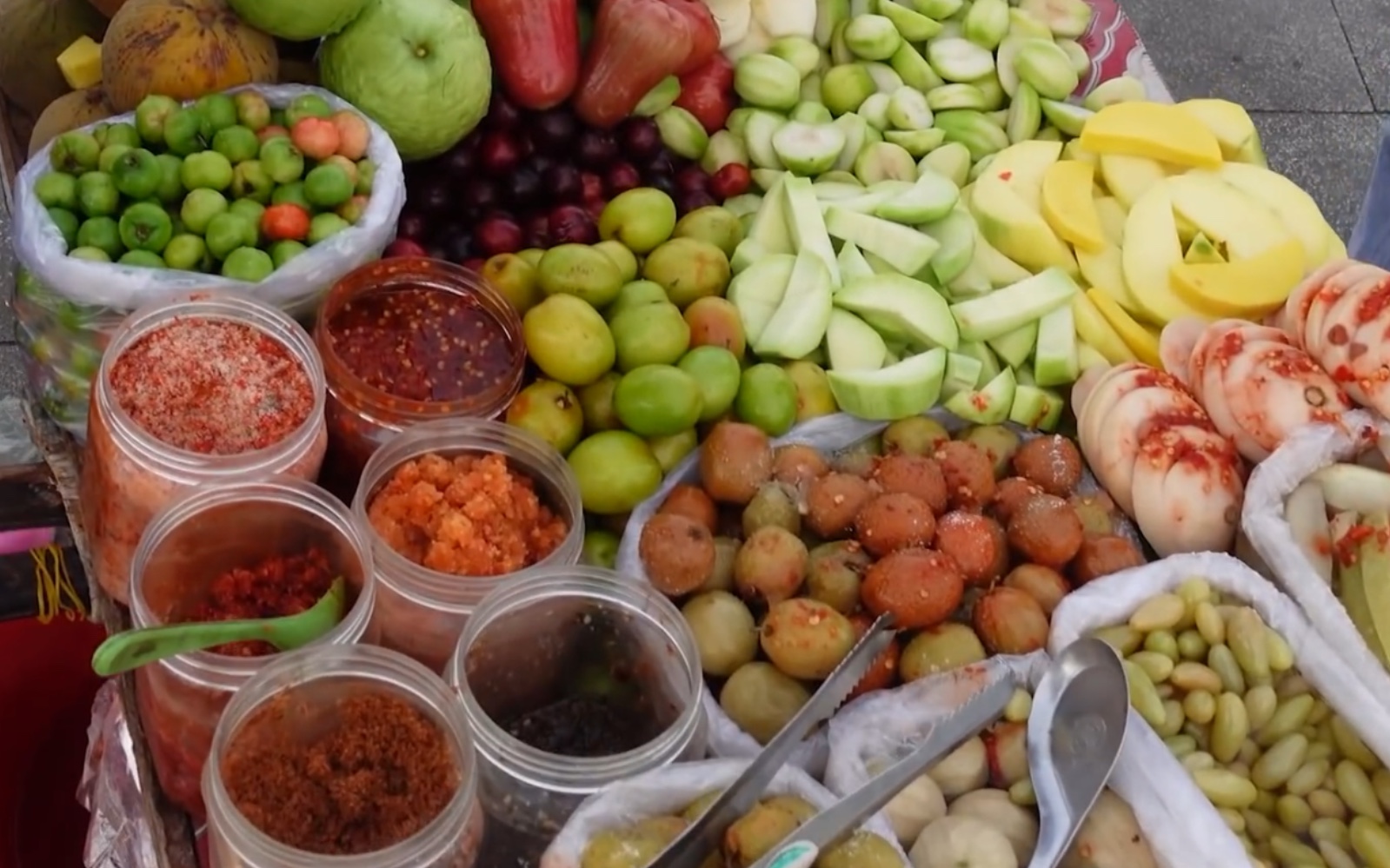 【柬埔寨街头美食】世界水果百科东南亚,好想拥有一个这样的小摊,切