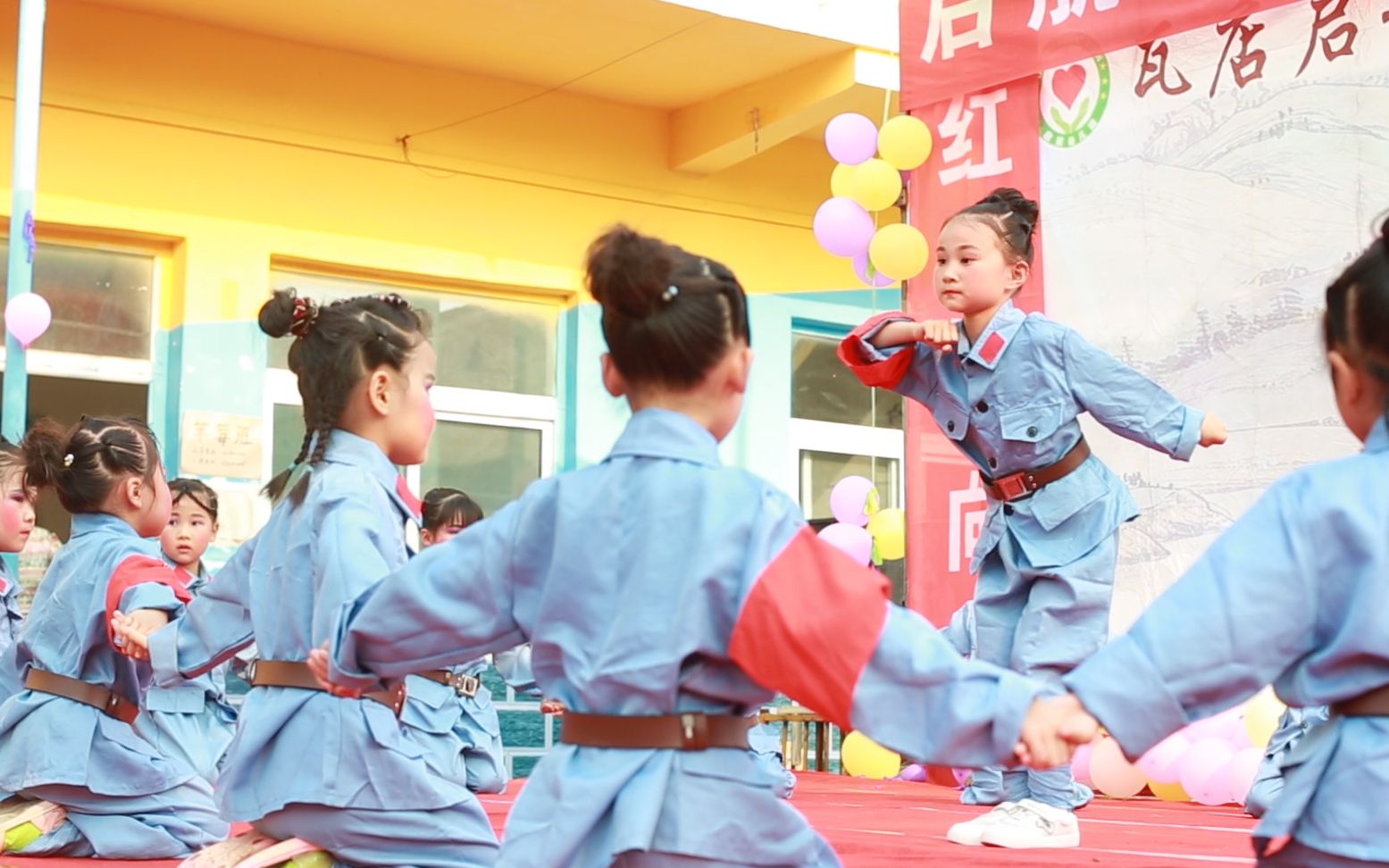 [图]幼儿园六一节儿童舞蹈《闪闪红星》，精彩表演家长给予热烈掌声