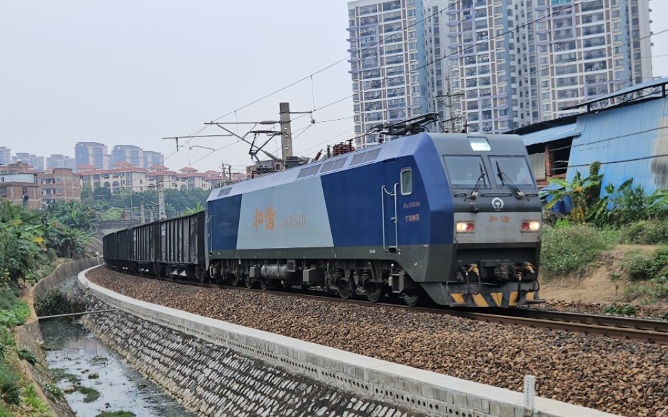 44010宁局柳段hxd1c0540牵引货列通过804上行,机后5节道砟车