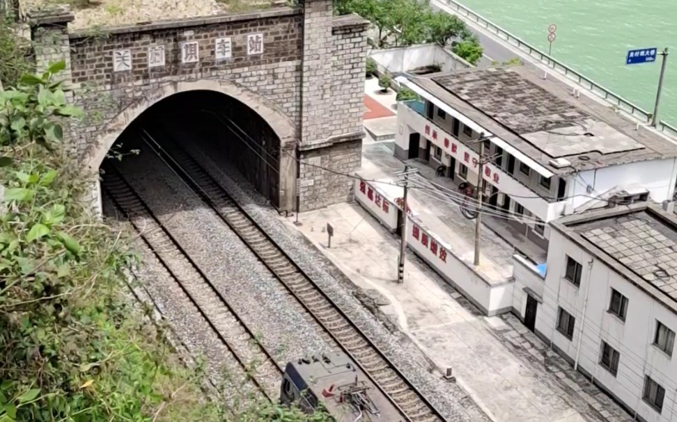 金口河大峡谷-火车进站