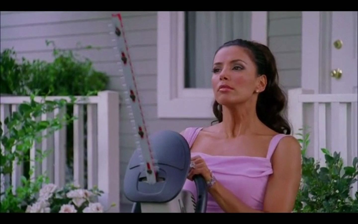 绝望的主妇小男友的滥情让gaby大跌眼镜然后就操起了割草机