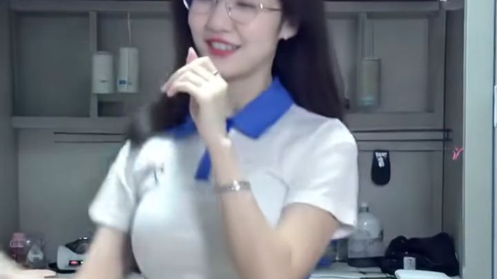 女大 蹦蹦跳跳真可爱