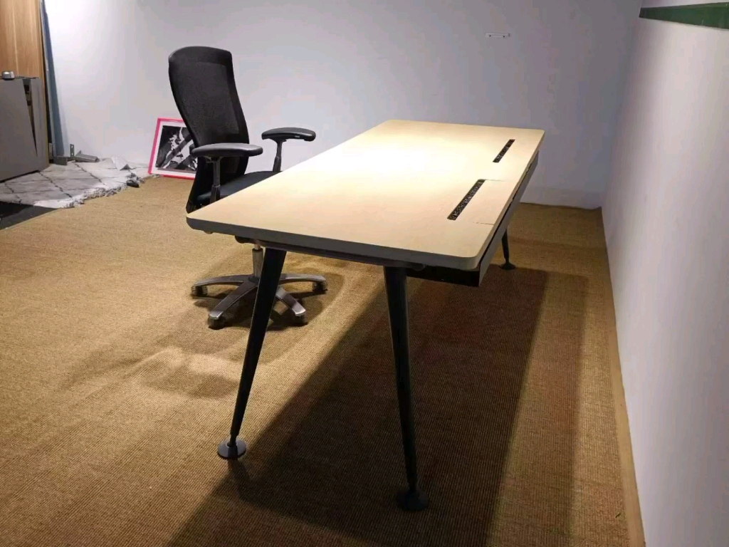 某外企今天回收到库一批德国knoll办公桌 经理桌 一款有机械感的桌子