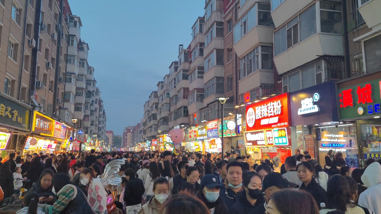 [图]2023年4月30日18：50，五一假期第二天，长春桂林路美食街！！