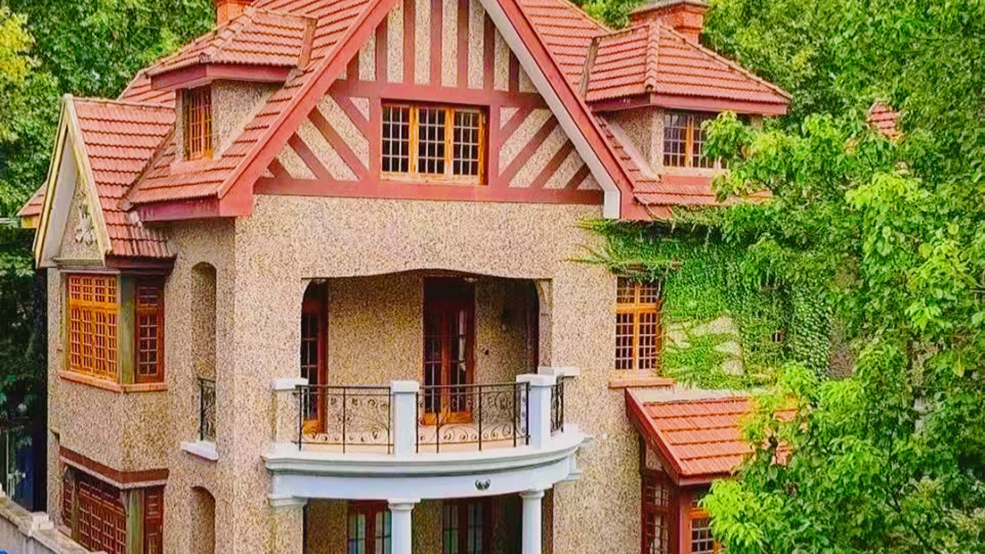 黄埔皋兰路近思南路沿街独栋老洋房主副楼结构,室内680平米,花园800