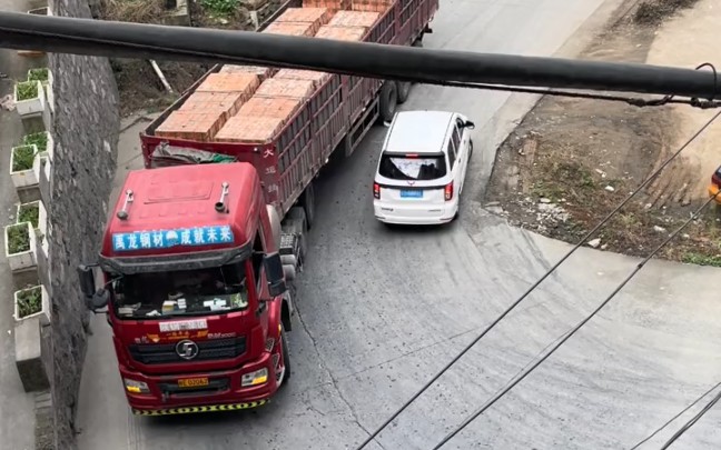 三辆半挂转弯,看哪位师傅的技术好