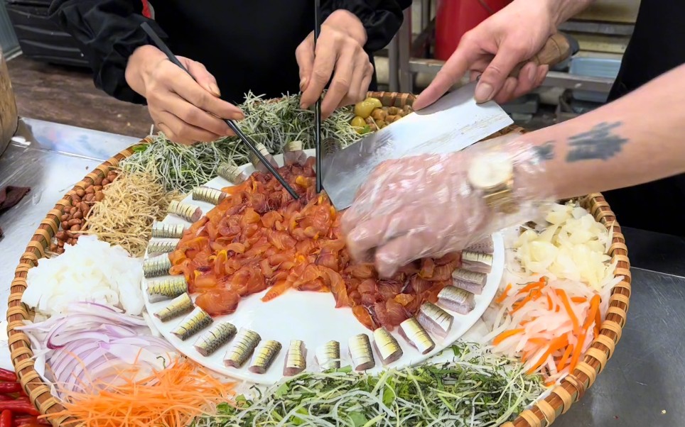 脆甜爽口的蓝刀鱼跟金黄诱人的黄肉鲤一起拼盘做的广西横县鱼生,真棒