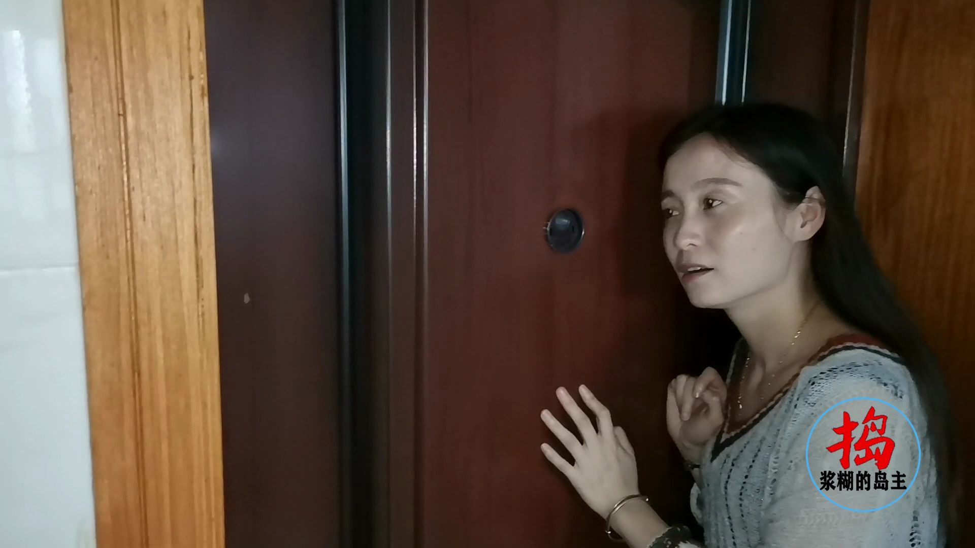 陌生人敲门不说话,女子不敢开门!