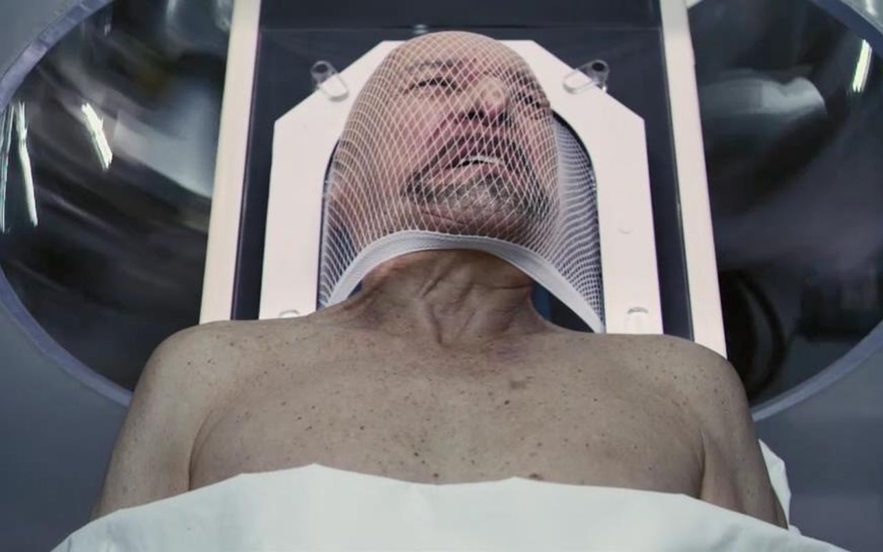 富豪通过换体手术变成帅小伙于是开始去夜店尽情放纵享受生活