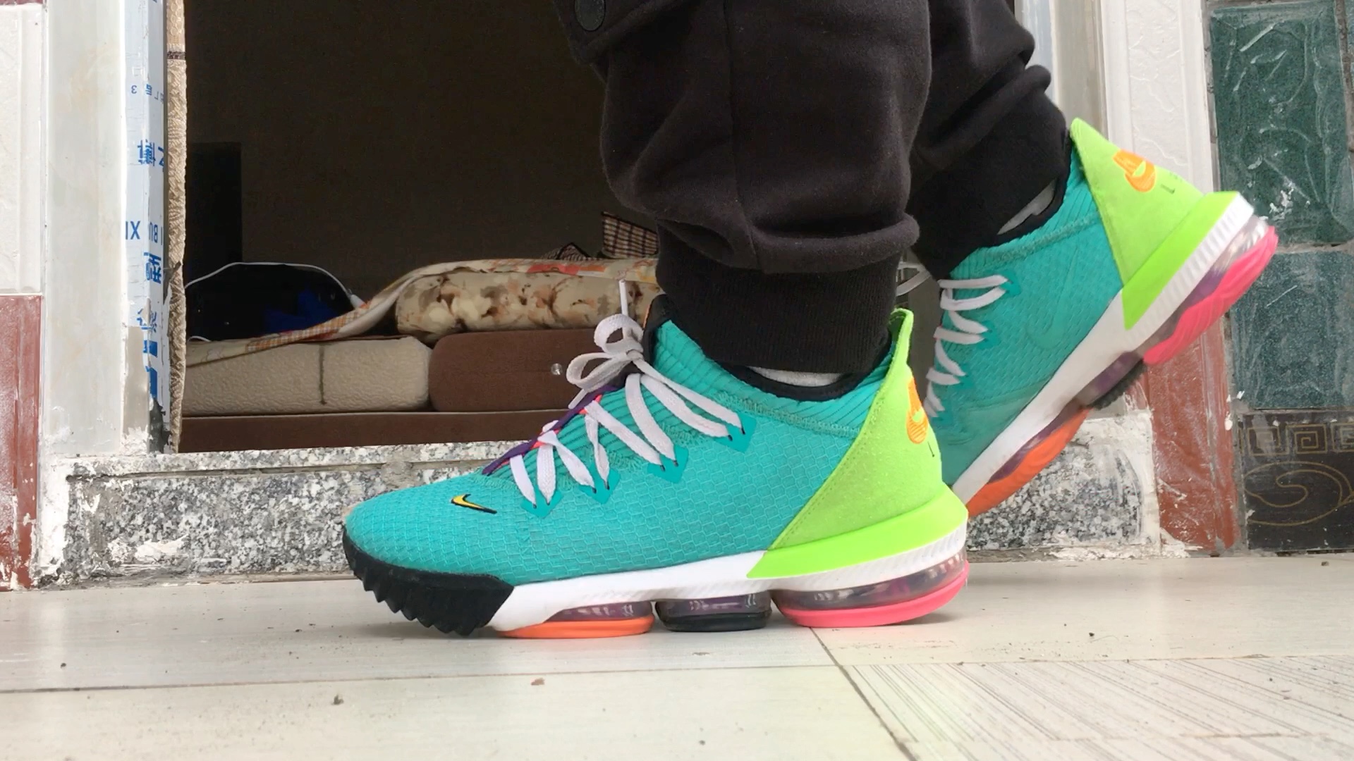 120斤踩了一个月的lbj16low的死亡缓震