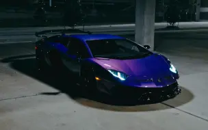 Video herunterladen: 【4K】兰博基尼 Aventador SVJ - 吸附在午夜公路上