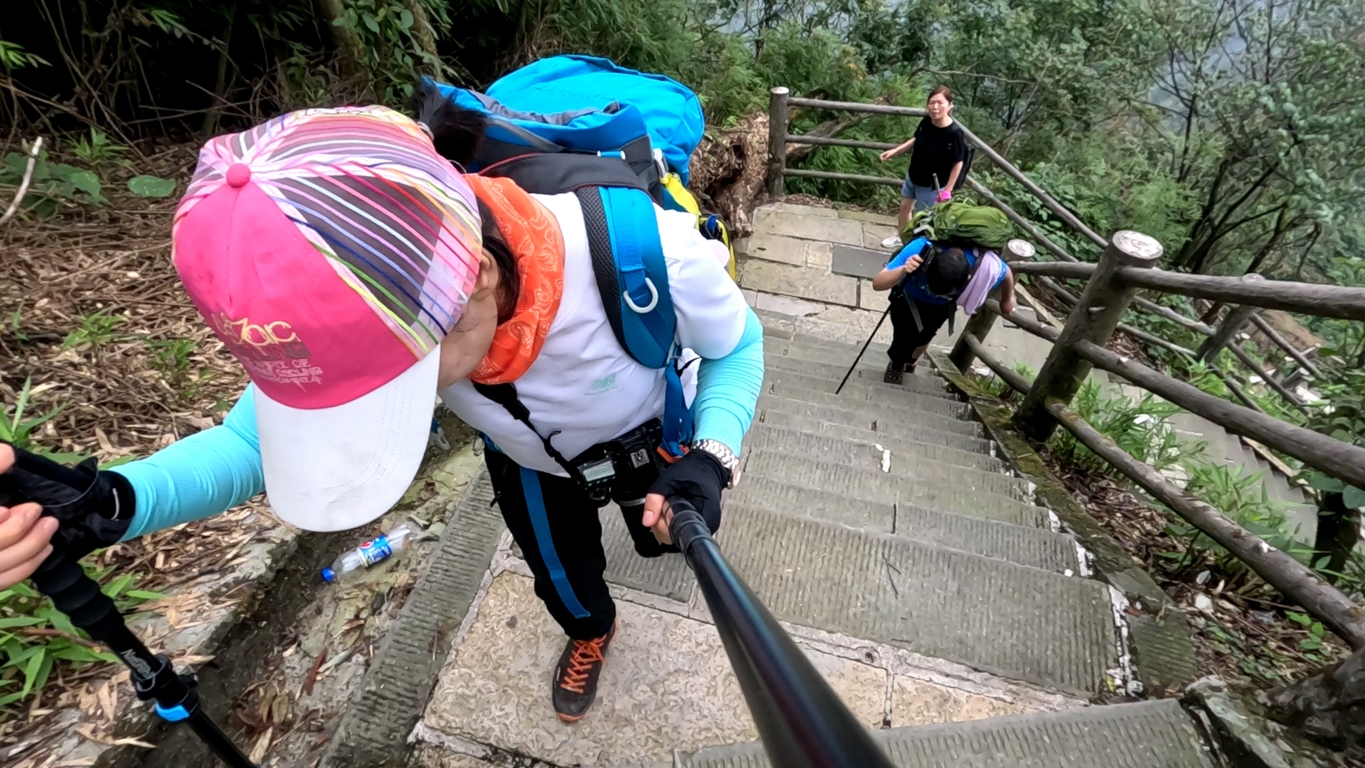 爬峨眉山 第二天 爬了峨眉山两个险坡,九十九道拐 ,钻天坡 ,住宿