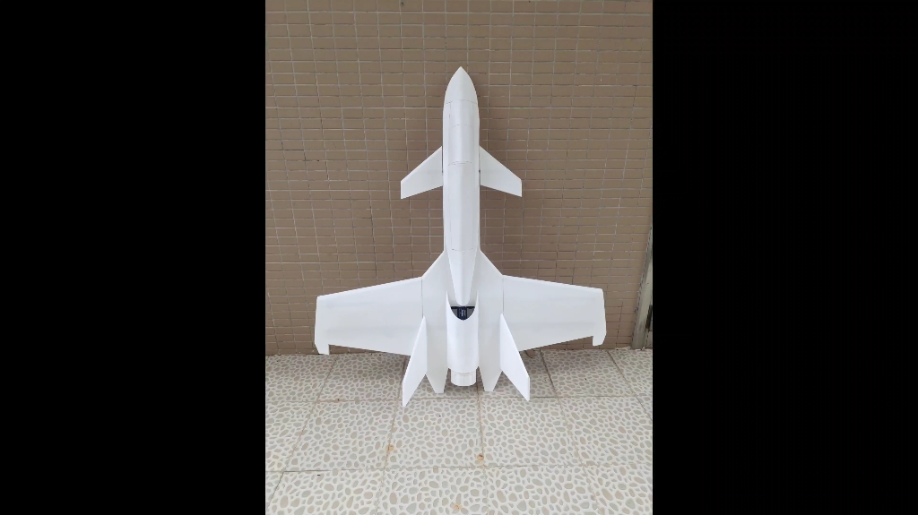 菱形翼鸭式布局气喷,手搓版首飞成功.