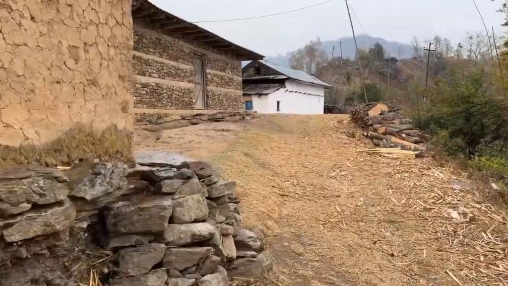 尼泊尔山区农村实拍,穷人家的房子加盖薄膜纸应对雨季,太穷了