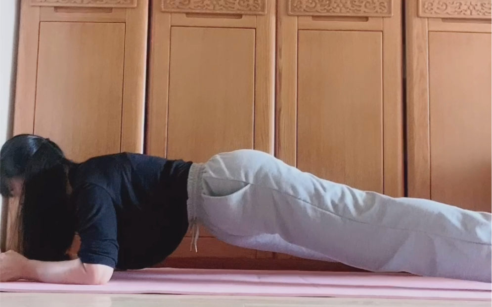 每天训练的几项 平板支撑 倒立 拉伸