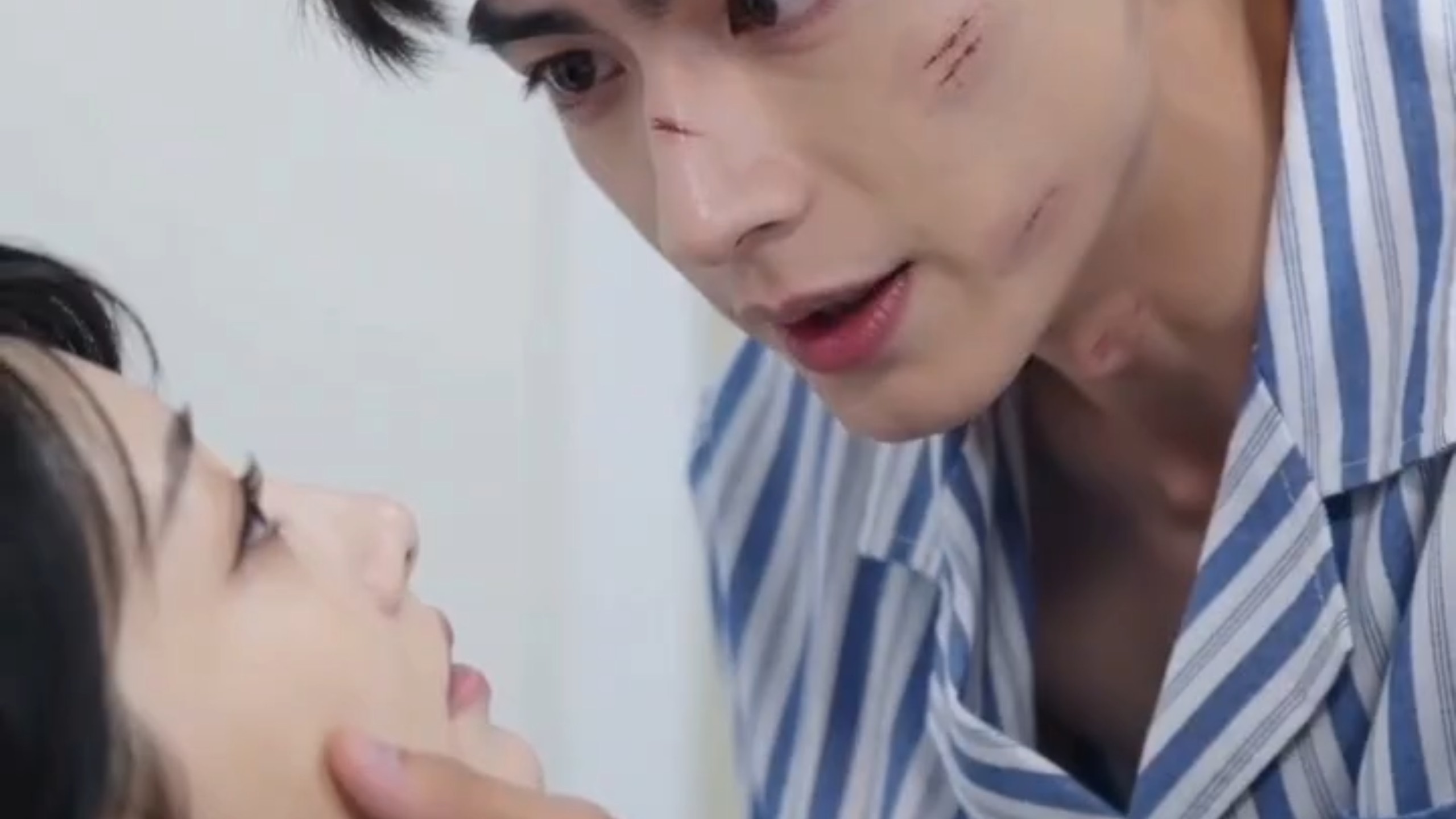 云载清希（19） 小希给医院李主任推拿好脚以后，两人关系变得挺融洽，姜师姐照顾小希后回家发现肖云因为劳累和惊吓发了高烧，姜师姐只好留下照顾肖云