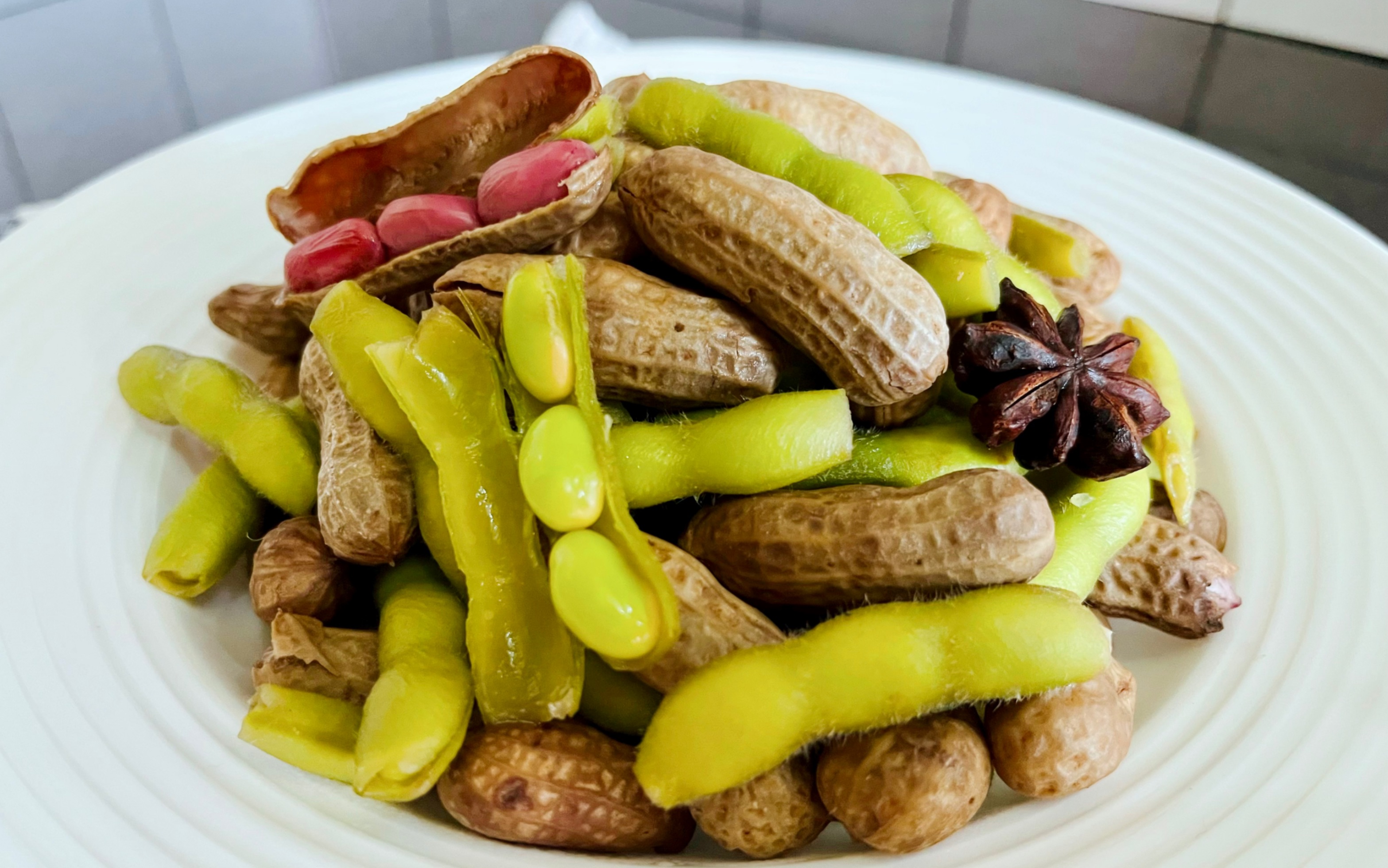 夏季小吃五香花生毛豆,毛豆青翠不变黑,花生咸香又入味的小技巧分享