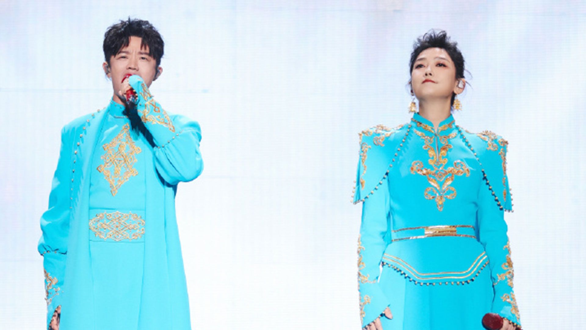 凤凰传奇中秋晚会舞台《染》,献给异乡游子,一开口就是国泰民安