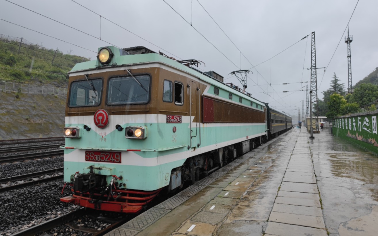 57092次列车梅花山站出站