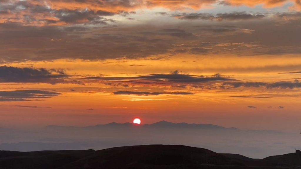 夏日炎炎早晨的升起的太阳