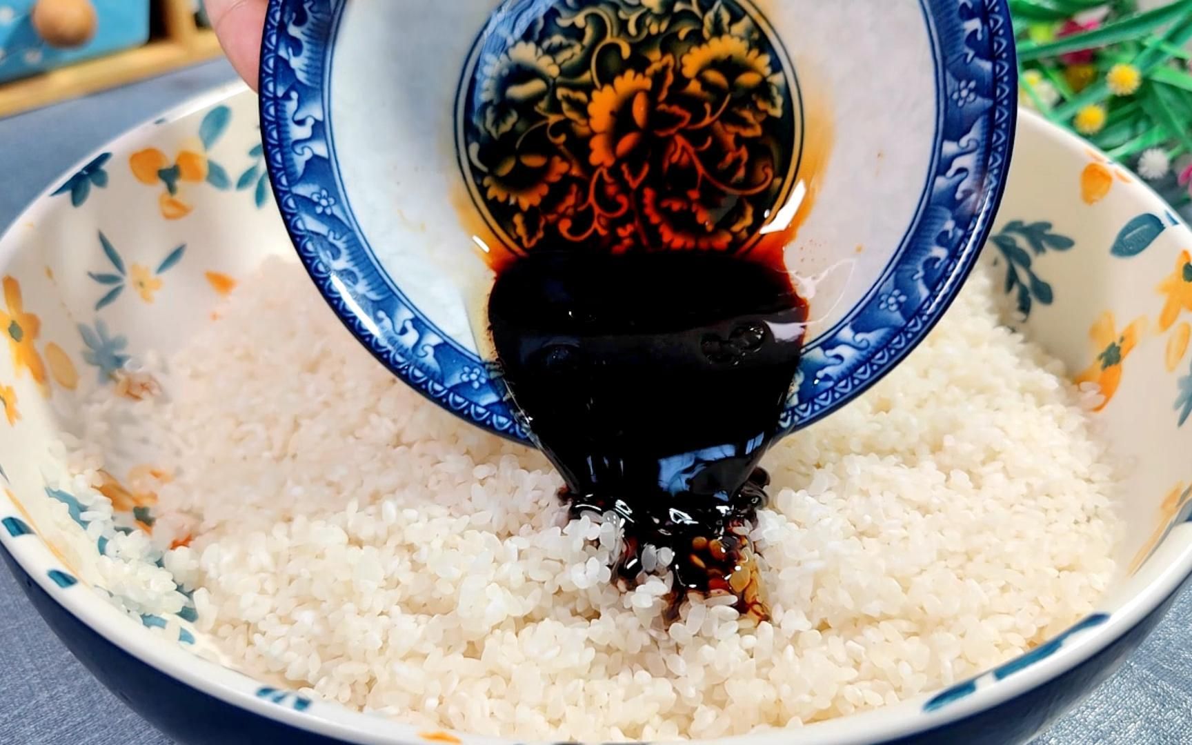 把酱油倒进大米里面,出锅没想到这么好吃,营养美味,孩子爱吃