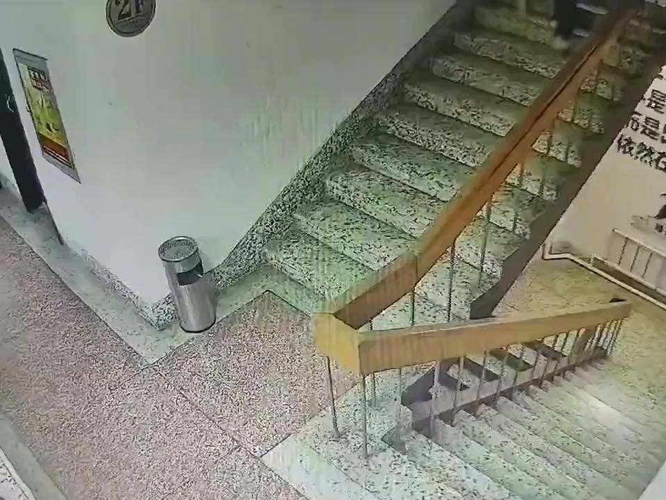 监控下搞笑的一幕