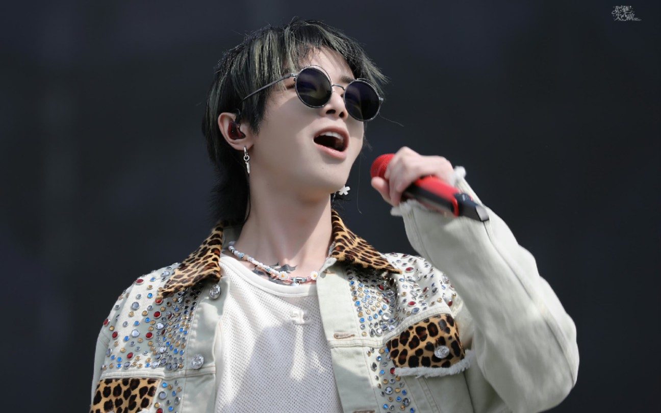 【华晨宇】火星演唱会4/7杭州场 《趁你还年轻》 片段