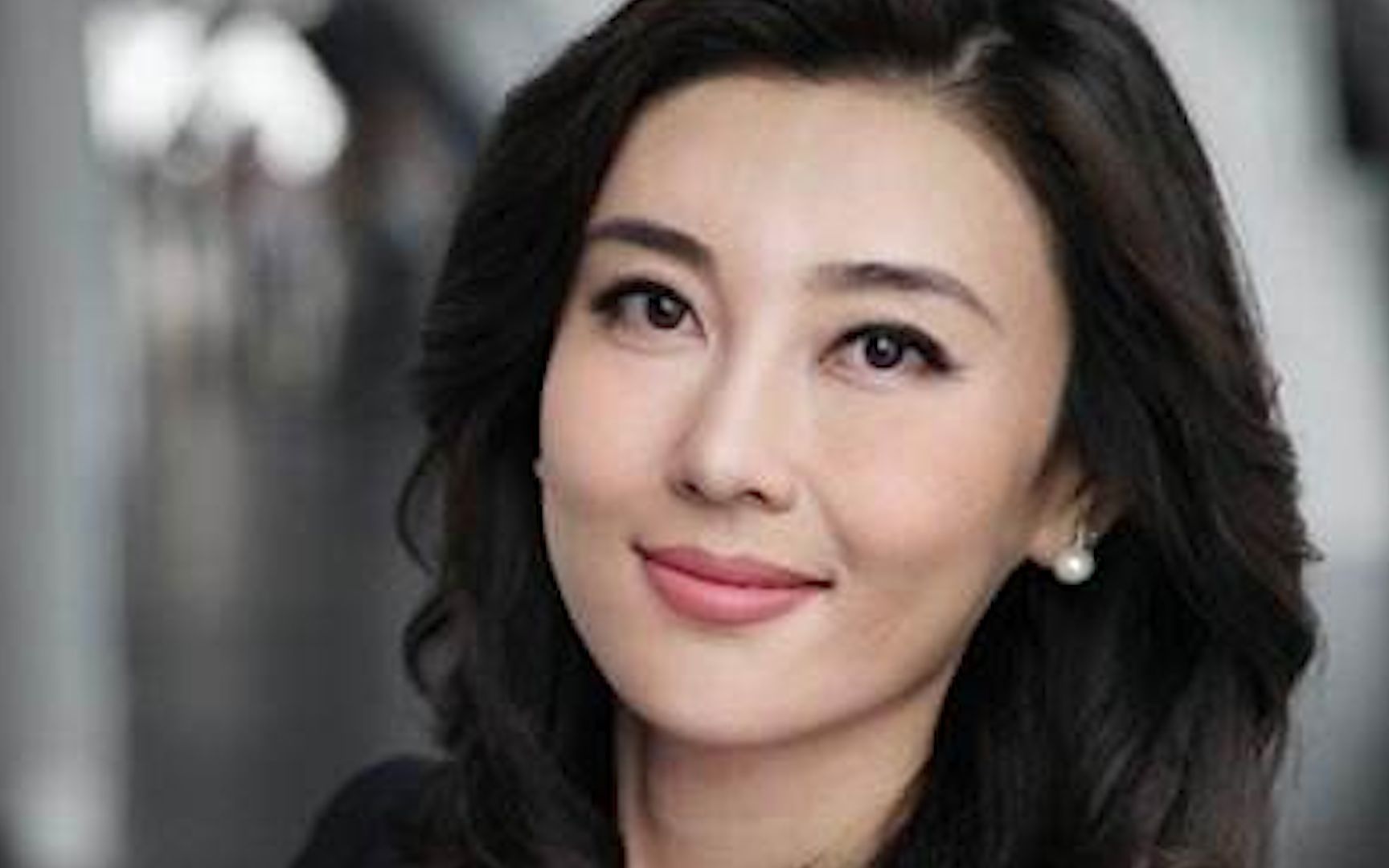 央视女主持李红38岁高龄怀孕坚持录节目面对镜头强忍泪水