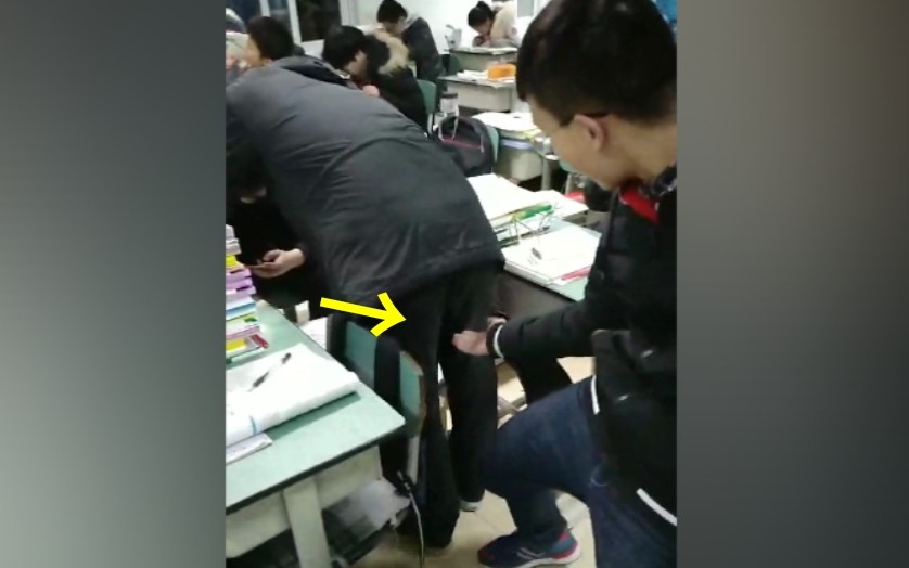 [图]同学作死向老师使出一记回首掏，让我们一起缅怀他！(>ω<)沙雕Funny GIF#09