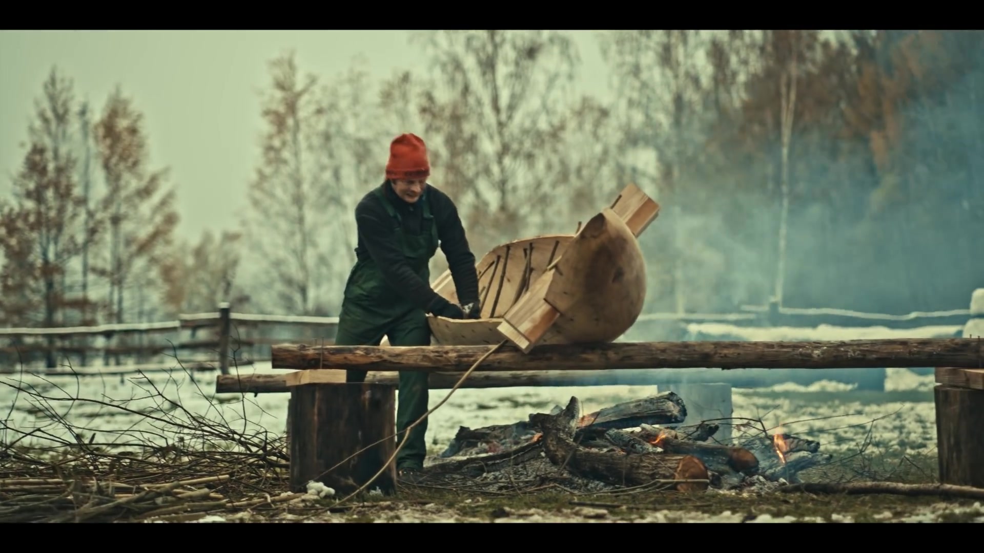 【尼曼视频搬运】dugout canoe. expanding on the fire.