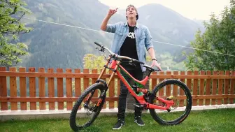 Download Video: 【字幕】法比奥介绍他在雪地片中的速降新车 fabio wibmer Fabiolous Escape 2 downhill bike check