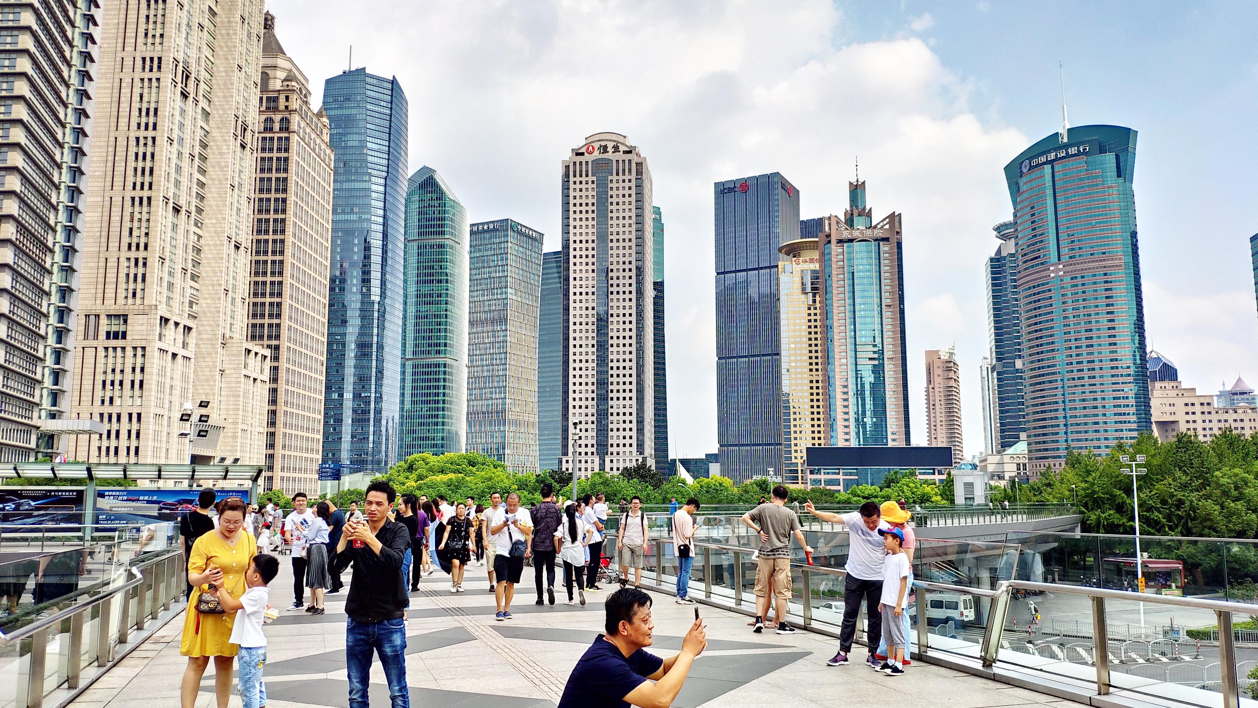 实拍上海浦东陆家嘴街景,这里就是一座钢筋混凝土的森林