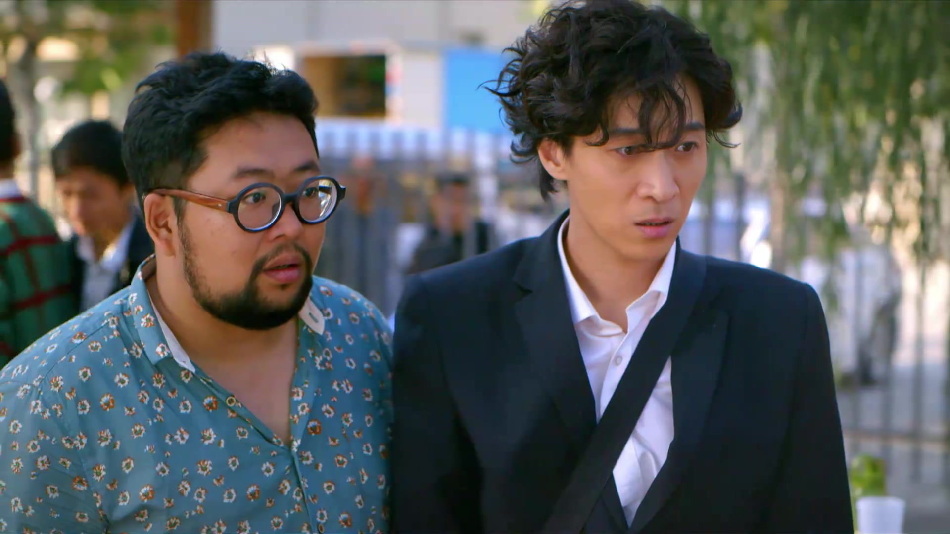 废柴兄弟:修睿王宁想换回手机,谁知还没进门,就被人拦着收门票