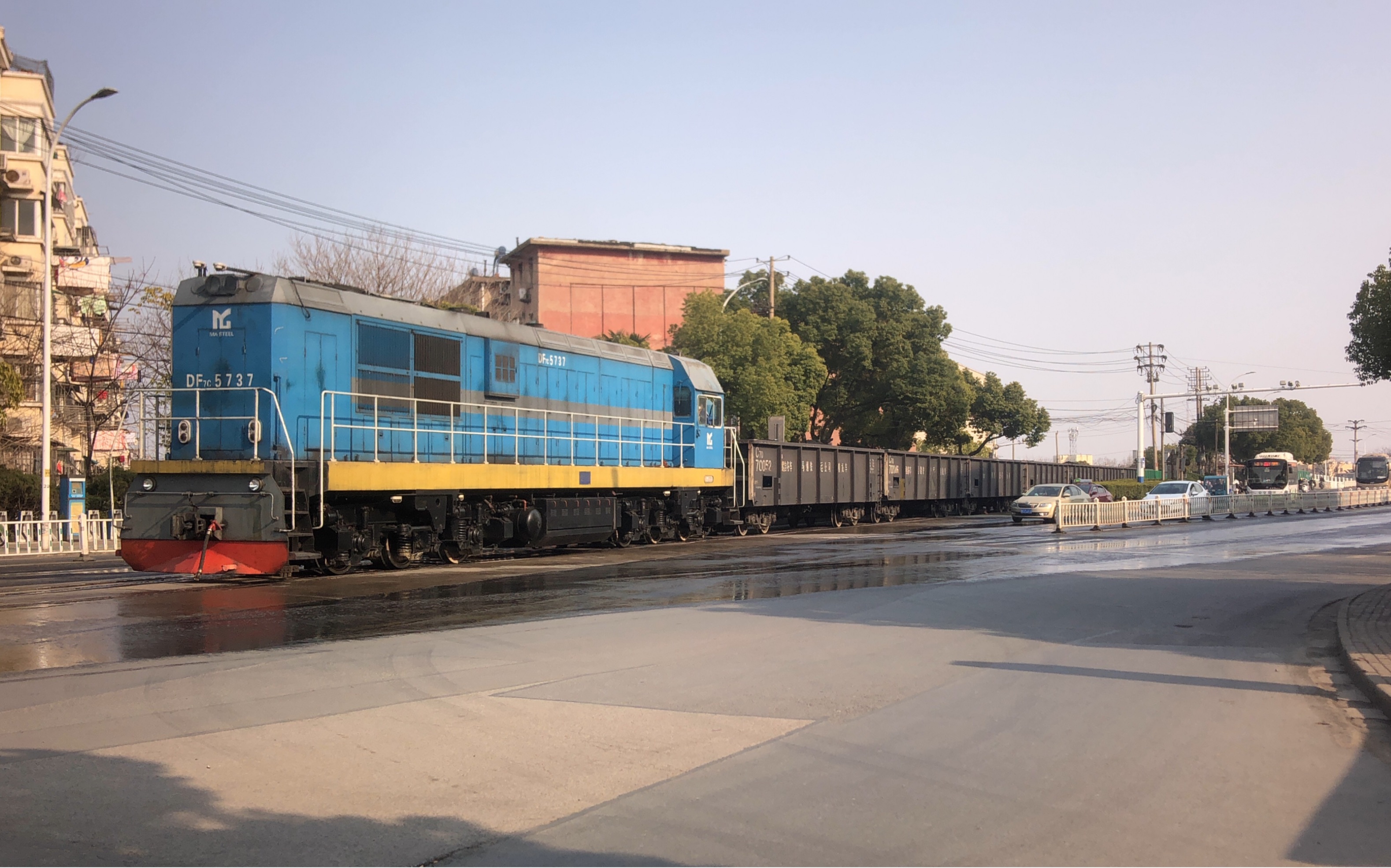 [火车开上大马路]df7c-5737牵引重车通过跃进桥道口,轮轨声清脆