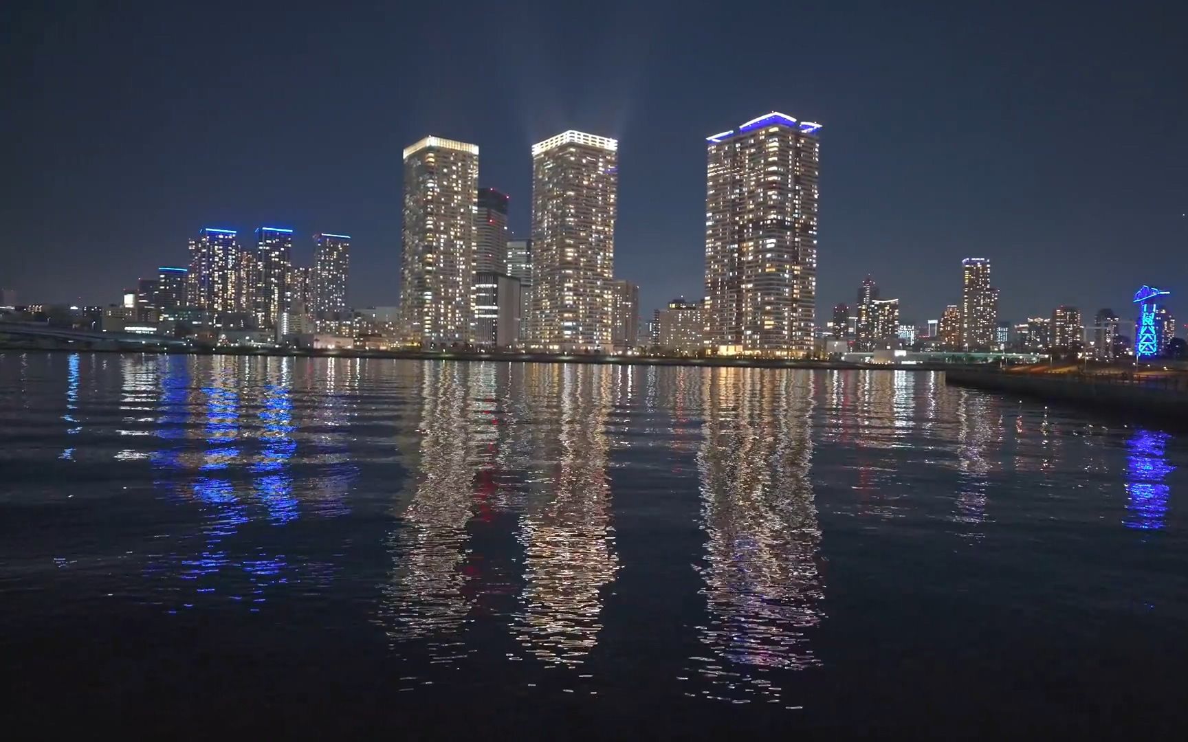 夜晚在东京湾街道散步 东京城市夜景灯光