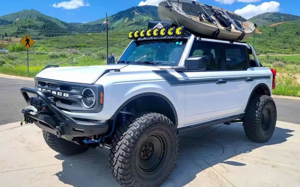 福特烈马改装美国airbft品牌4x4承载气囊让拖挂房车出行无忧