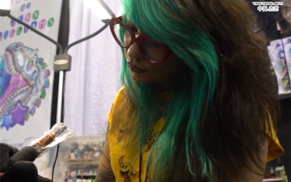 国外著名纹身师:美女师傅打扮的挺有特点#纹身师日常#刺青#纹身师日常