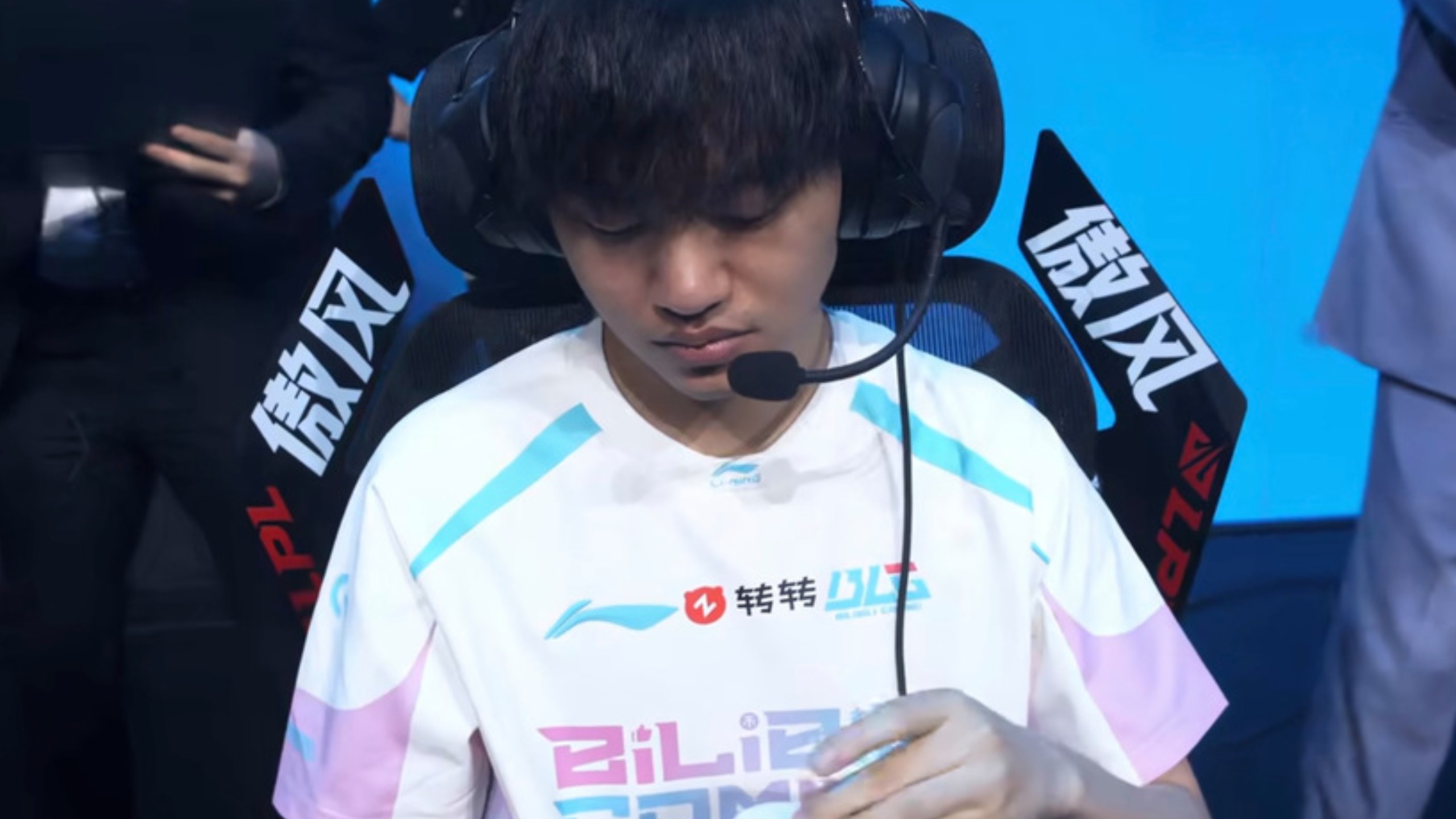第一次见左手在常规赛露出这么无奈的表情，左手可能已经在怀念文波了