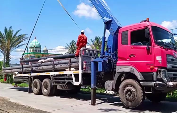 随车起重机吊装电线杆