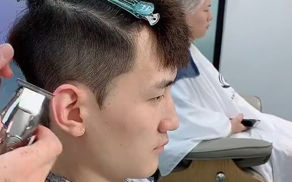 长脸男生专属发型 碎盖 上海黄浦男士短发发型眉形设计修剪_哔哩哔哩