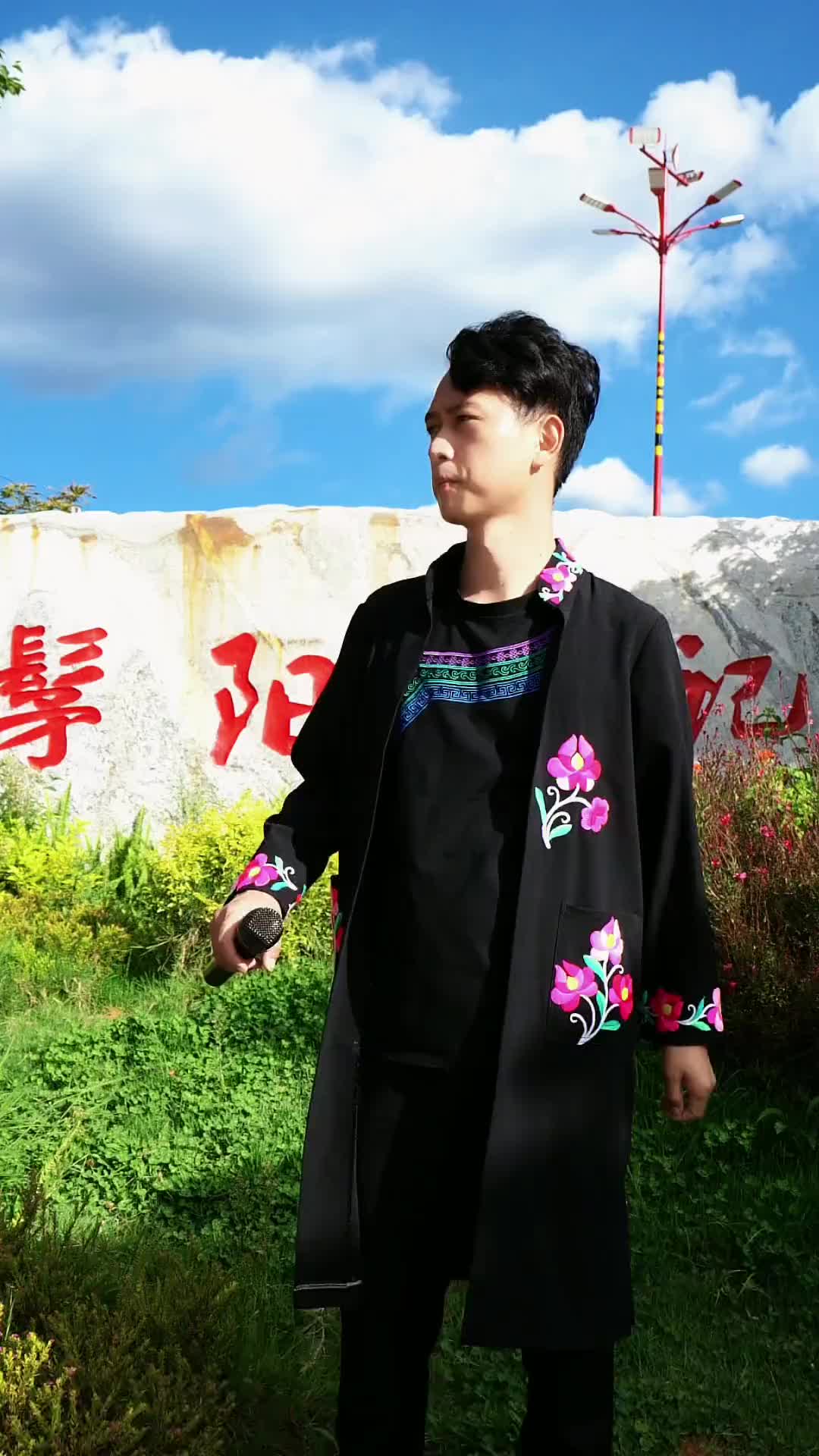 能歌善舞的民族传承弘扬民族文化彝族小伙能歌善舞的民族解放双脚