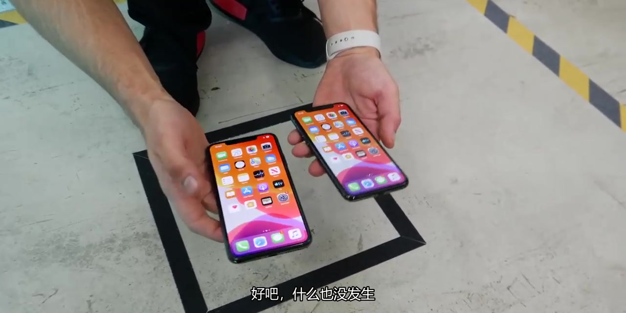 iPhone 11 Pro 掉落测试!耐摔的屏幕!(中文翻译)哔哩哔哩bilibili