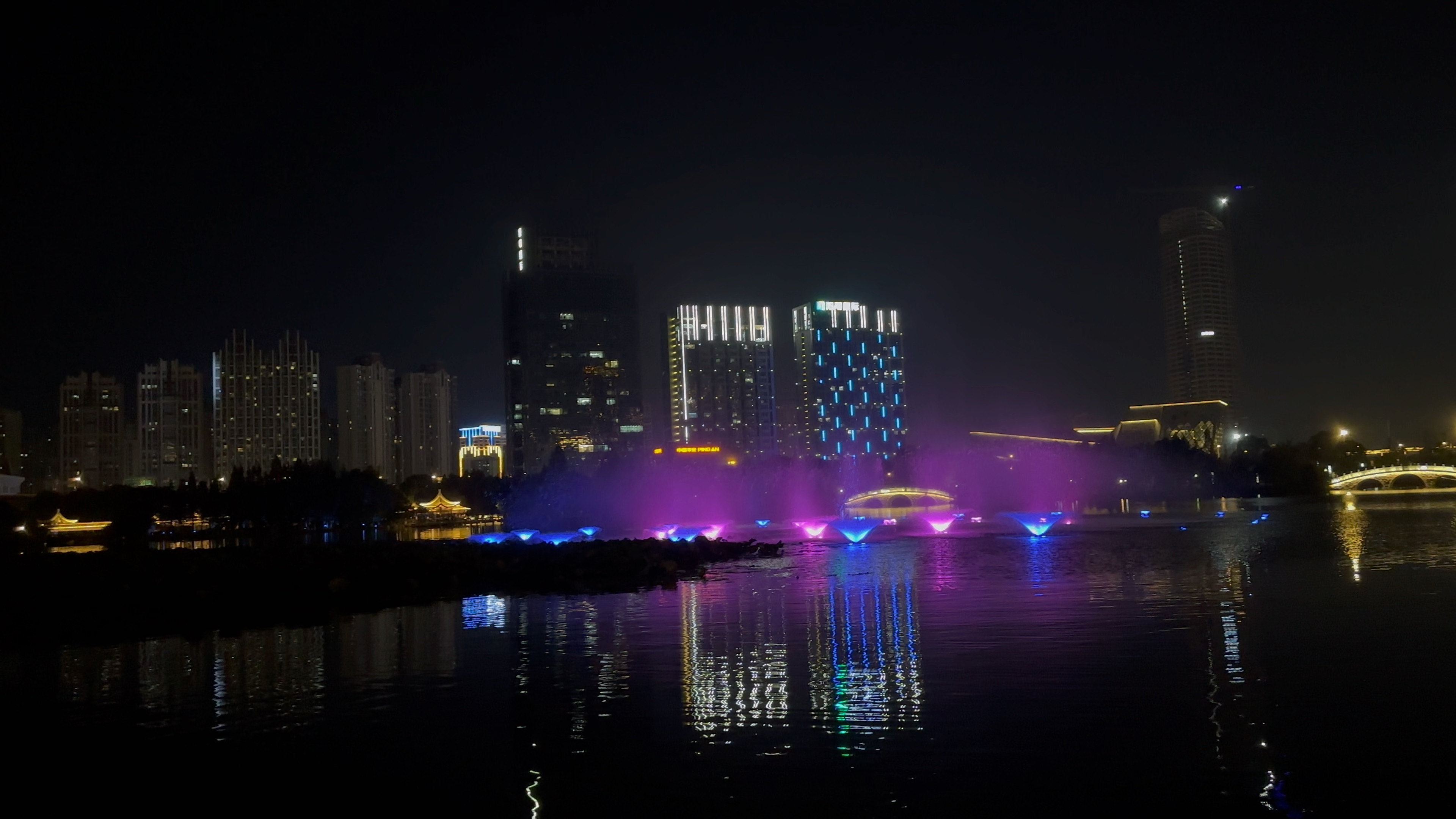 赣州市的某个公园晚上的音乐喷泉(2023/11/05/02)