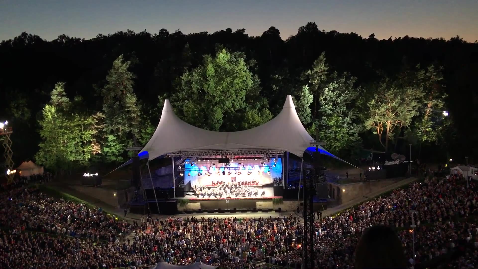 [图]2016年德国柏林森林音乐会 Berliner Philharmoniker 柏林爱乐乐团演奏安可歌曲 Berliner Luft 柏林的空气