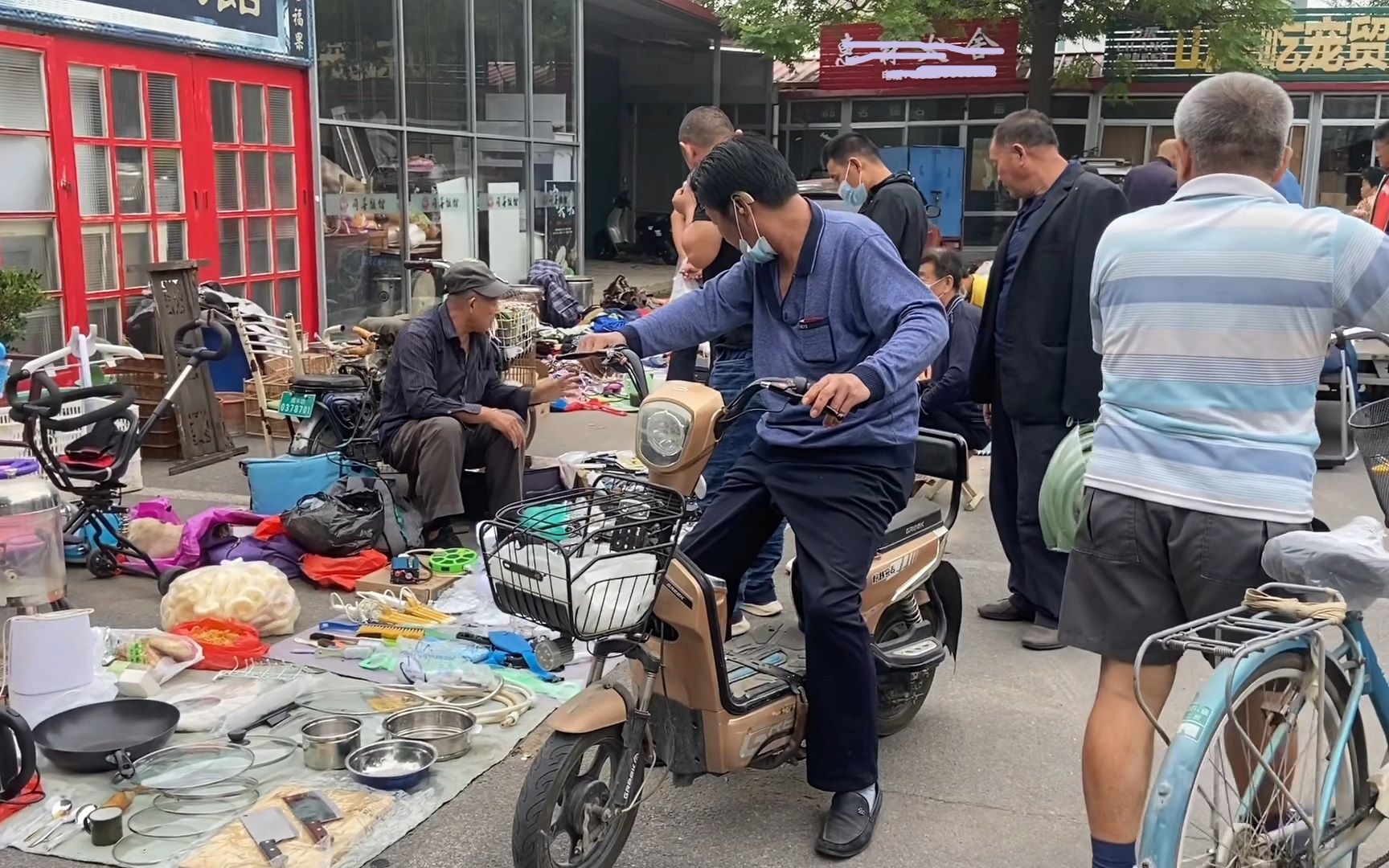 潍坊旧货大集,二手物品捡漏好地方,自行车80,旧衣服五块就卖哔哩哔哩bilibili