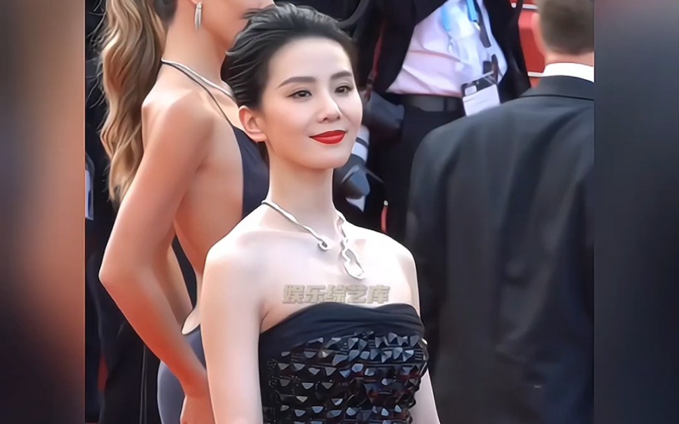 刘诗诗 亮相戛纳红毯,散发出优雅的东方之美的气韵,成为了红毯傻哪