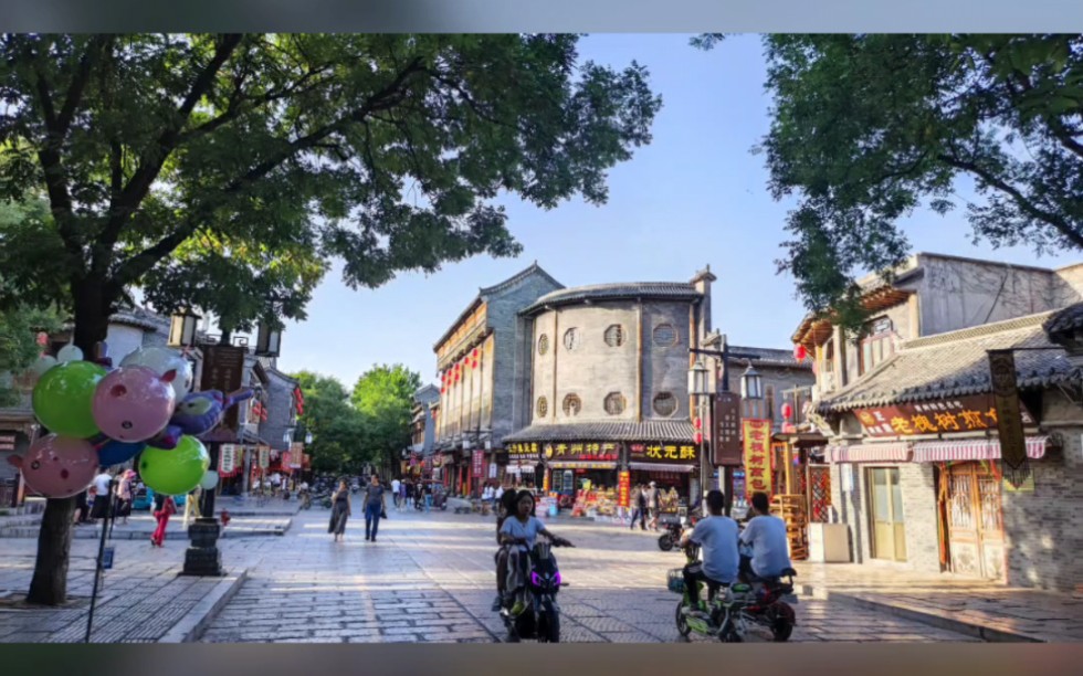 来到潍坊青州古城,令我印象最深的便是那里的牌坊了,一座座的牌坊